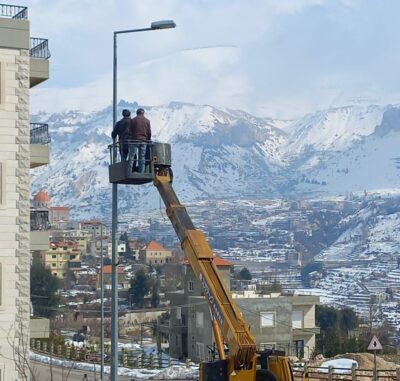 Eine Straßenlampe wird im Libanon gebaut.