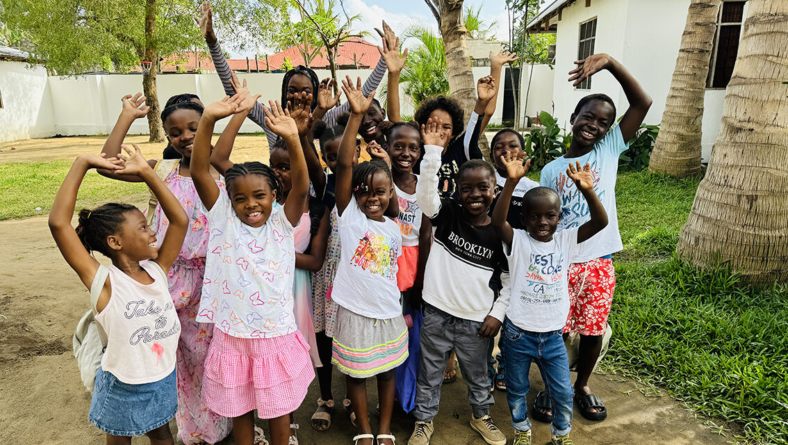 Ein Bild der Kinder von Waisenkinder Tansania.