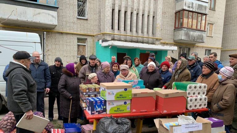 Verteilung von Hilfsgütern und Lebensmitteln in der Ukraine, wo Krieg herrscht.