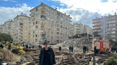 Serkan vor einem Trümmerhaufen nach den verheerenden Erdbeben in der Türkei.