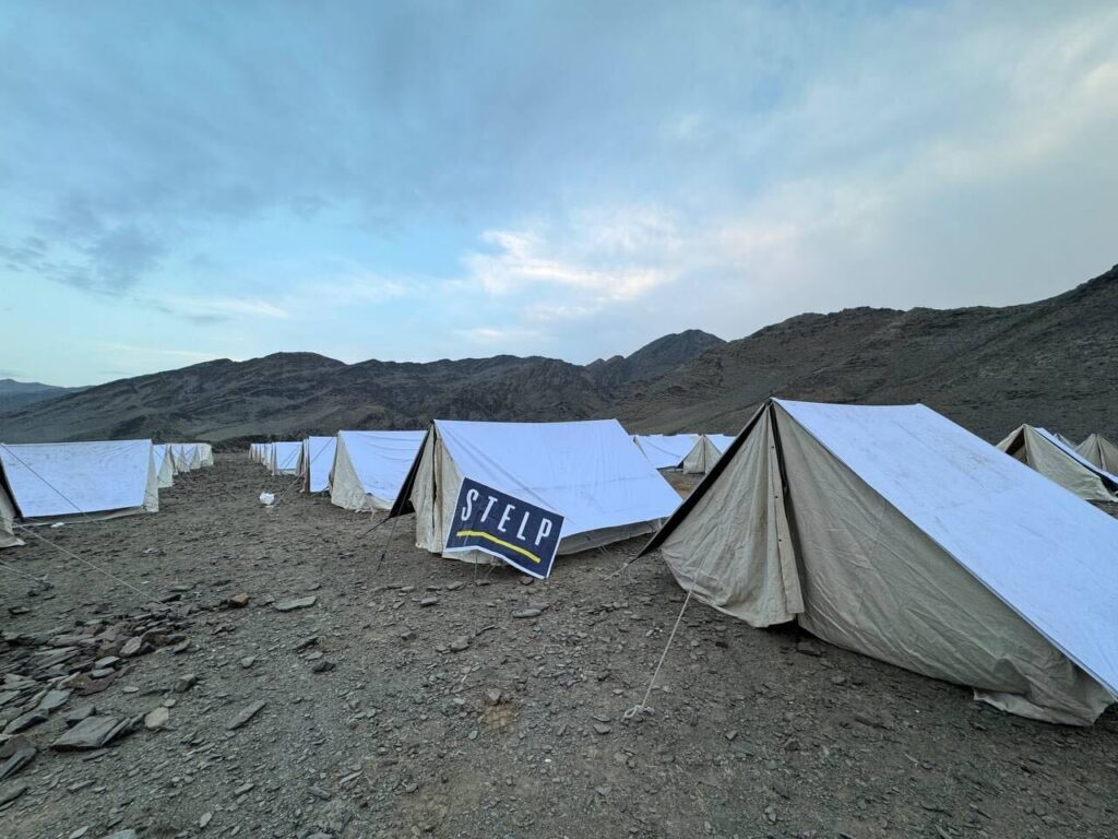aufgestellte Zelte für die Bewohner.