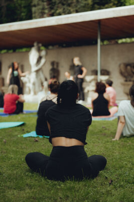Yoga-Stunde im Lapidarium