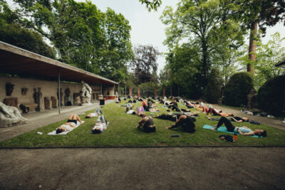 Yoga-Stunde im Lapidarium