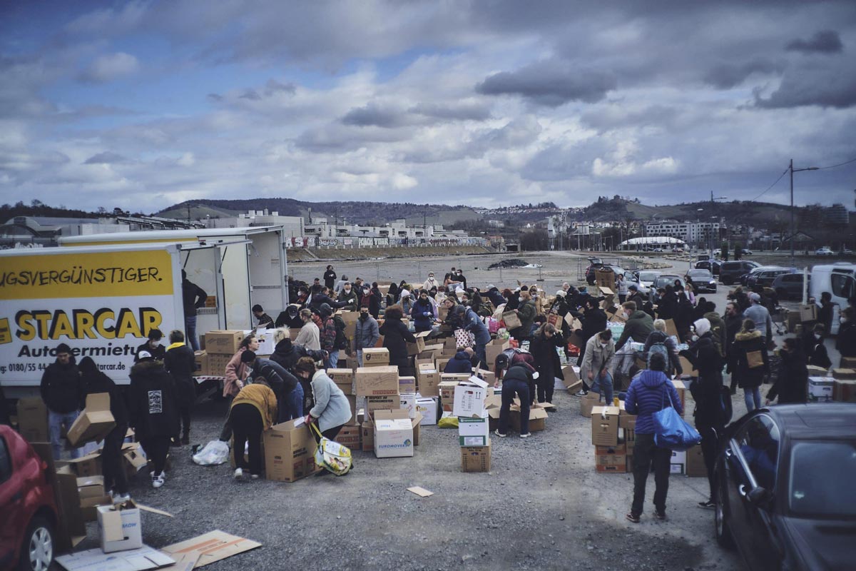 Gruppe von Menschen sammelt Spenden für die Ukraine.