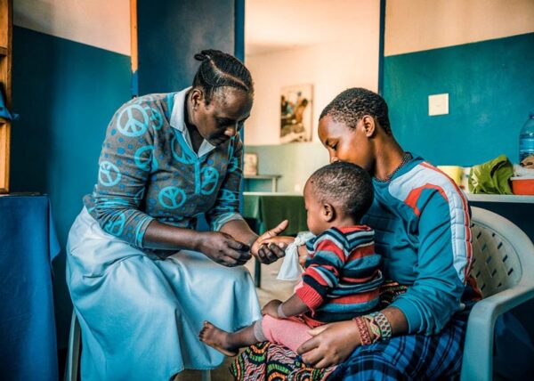 Eine Ärztin versorgt in Tansania Mutter und Kind.