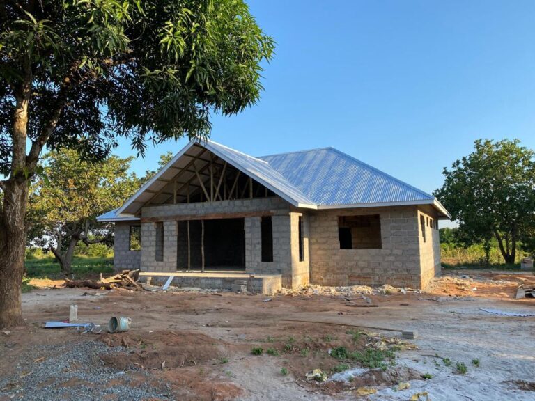 Das Bild zeigt das unfertige Waisenhaus in Mkenge, Tansania, welches STELP zusammen mit Pflaster für Tansania e. V. baut.