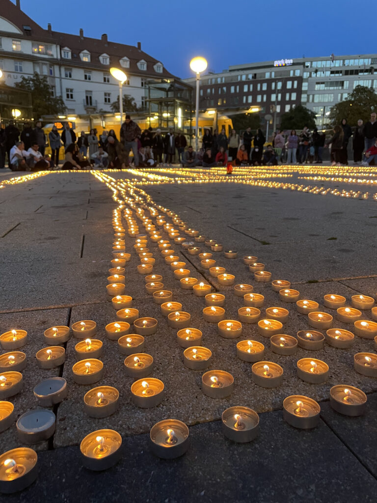 Ein Kerzenmeer am Stuttgarter Marienplatz. Der Anlass: eine Mahnwache für die Opfer des Nahostkonfliktes.