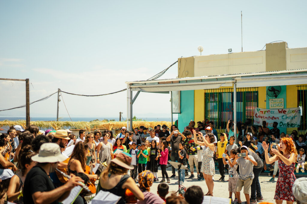 STELP im Paréa Center aus Lesbos wird im Innenhof eine Party gefeiert. Menschen tanzen.
