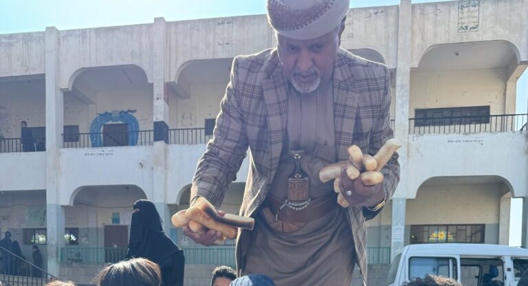 Mohammed, unser Supporter on Site im Jemen, verteilt Brote an Schulkinder.