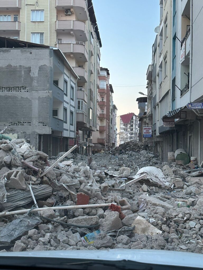 Ein Bild der Zerstörung nach den schweren Erdbeben in der Türkei. Eine Straße liegt komplett in Trümmern.