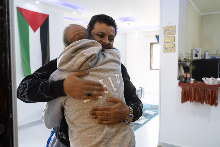 Jad, unser Supporter on Site in Ägypten / Gazastreifen und im Libanon, umarmt einen geflüchteten Mann aus dem Gazastreifen.