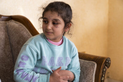 Selena aus dem Gazastreifen, schaut seitlich in die Kamera, an ihrem Auge hat sie eine verheilte Wunde durch einen Raketenangriff.