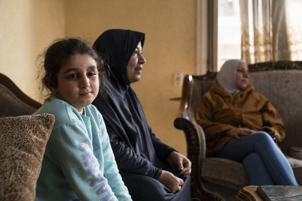 Verletztes Mädchen aus dem Gaza Streifen mit versorgter Wunde am Auge.