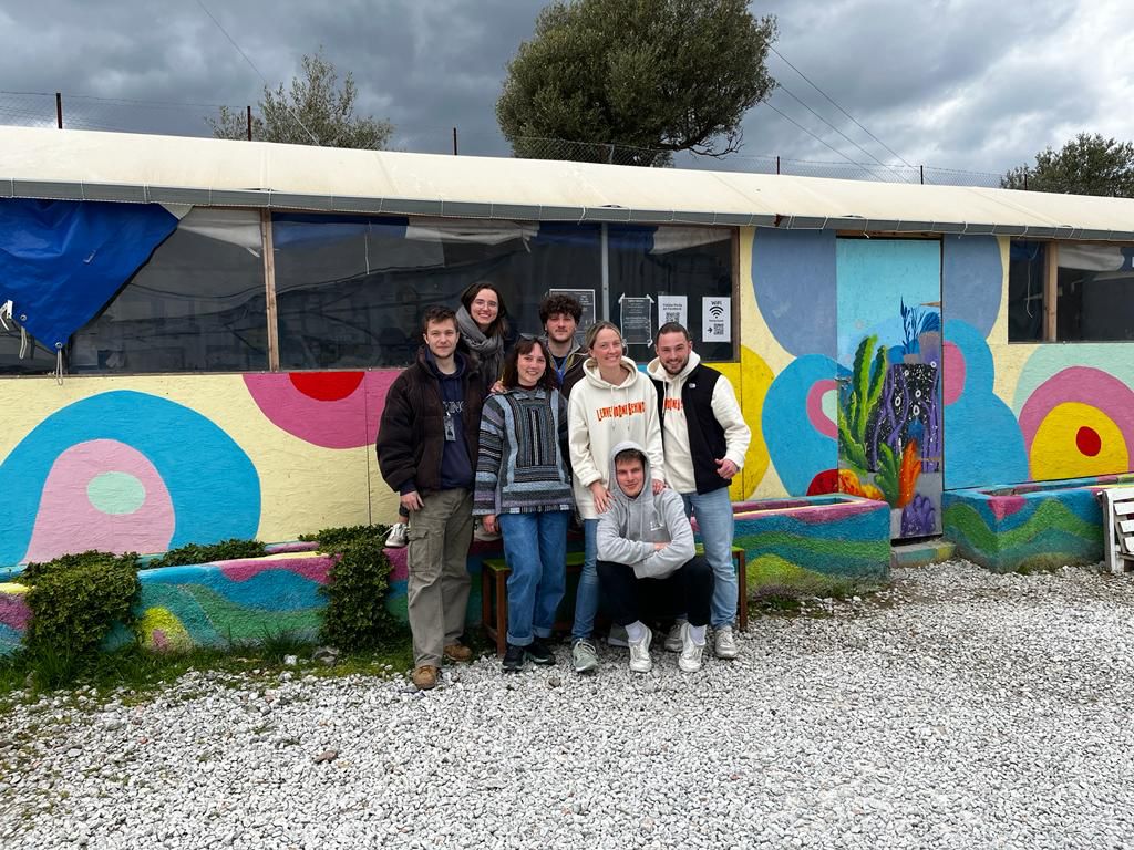 Unser Volunteer Niklas auf Lesbos mit einer Gruppe von anderen Volunteers.