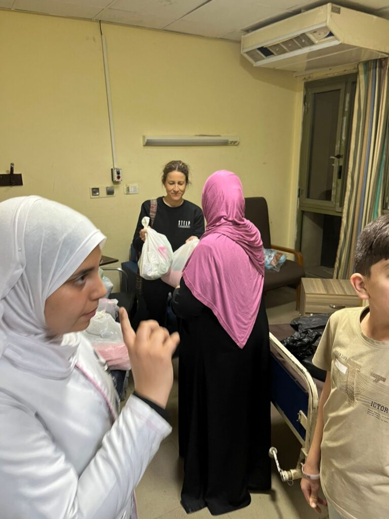 Linda Weiss verteilt im Gazastreifen Hilfsgüter an palästinensische Geflüchtete.