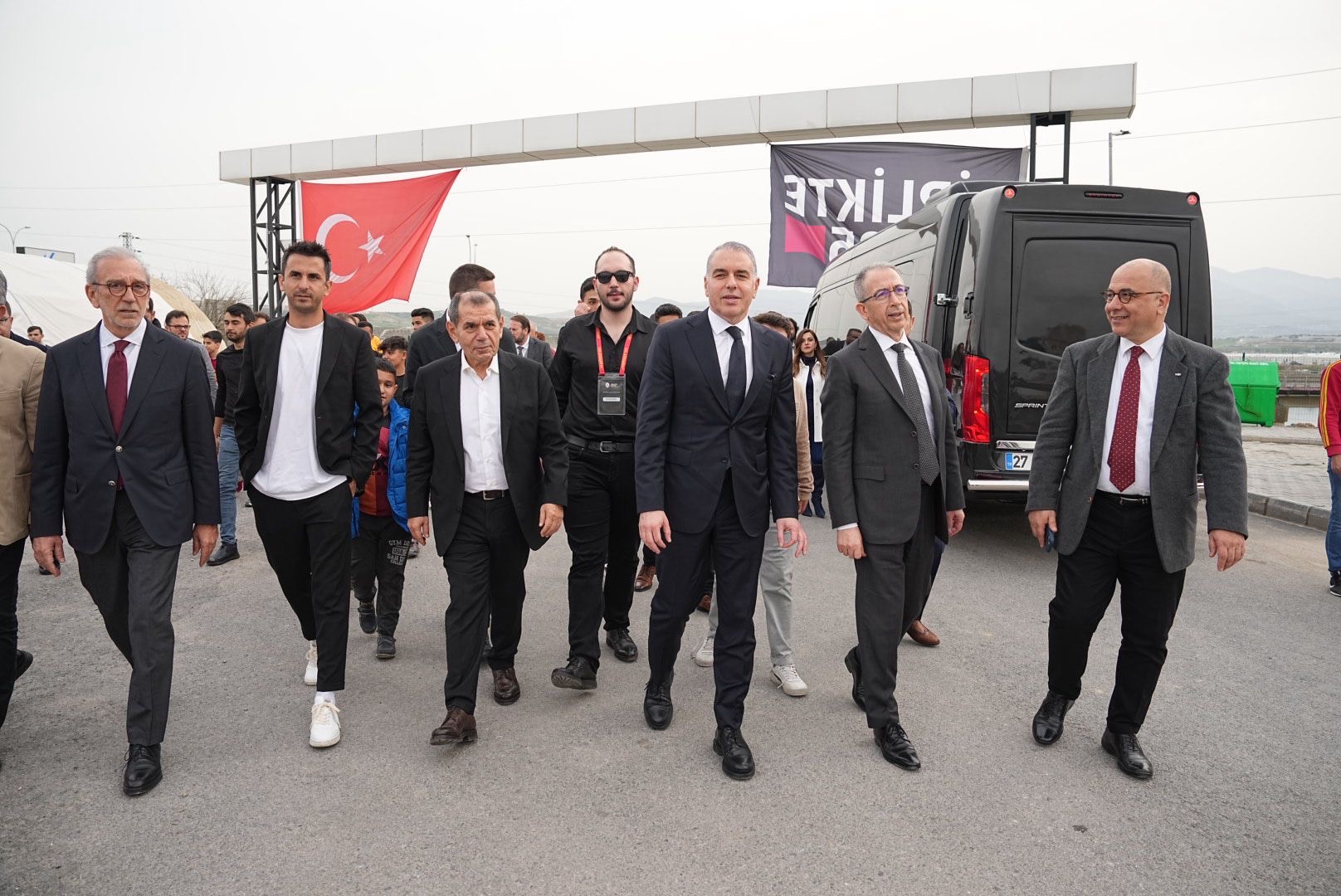 STELP-Gründer Serkan Eren ist mit Repräsentanten von Galatasaray Istanbul zu sehen in der Türkei.