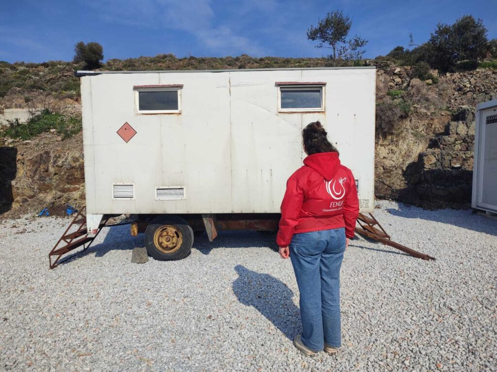 Der Container aus Lesbos, in denen Menschen auf der Flucht legale Beratung der Hilfsorganisation Fenix erhalten und auf ihr "Interview" vorbereitet werden, vor der Renovierung.