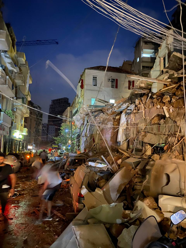 Nach der Explosion in Beirut 2020. Zerstörte Häuser und Autos. Menschen auf der Straße.