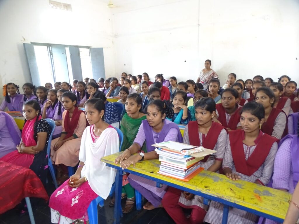 Frauen sitzen in einem Klassenzimmer in Indien
