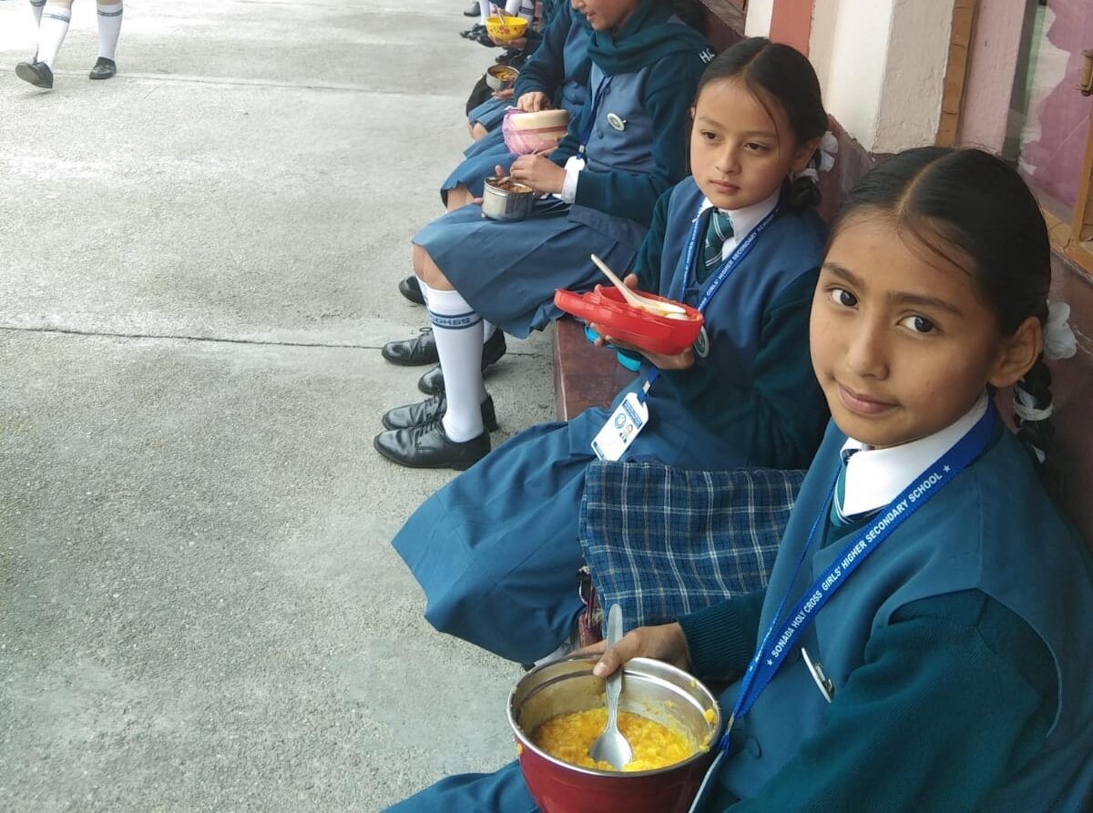 Eine Gruppe von Mädchen, die die Mädchenschule in Darjeeling besuchen.