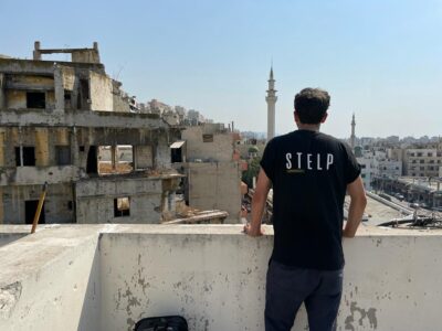 Serkan Eren in Beirut, Libanon. Steht auf einem kaputten Gebäude. Man sieht wie die Explosionen die Stadt zerstört haben.