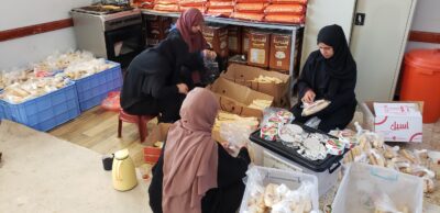 Die Frauen in der Schule bereiten das Essen vor.