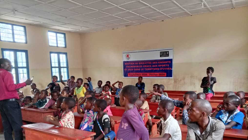 Ein Bild von einer Coaching Session für Kinder im Kongo.