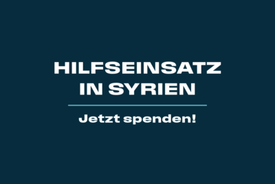 Ein Banner mit der Aufschrift Hilfseinsatz in Syrien.