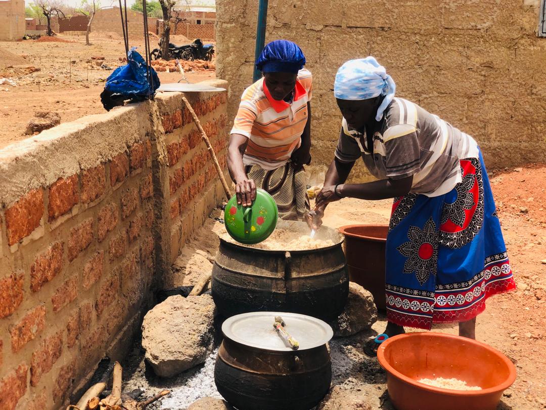 Frauen in Burkina Faso kochen