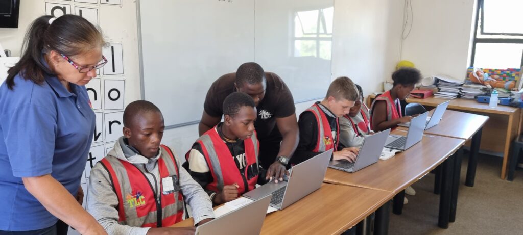 Laptops für die Schüler:innen in Südafrika.