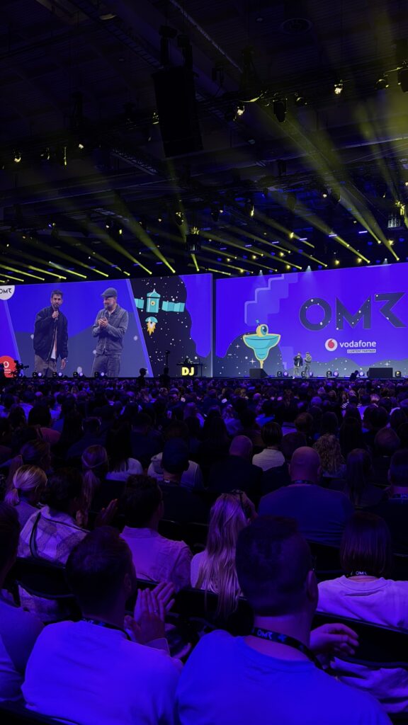 Serkan Eren auf der großen Bühne auf der OMR.