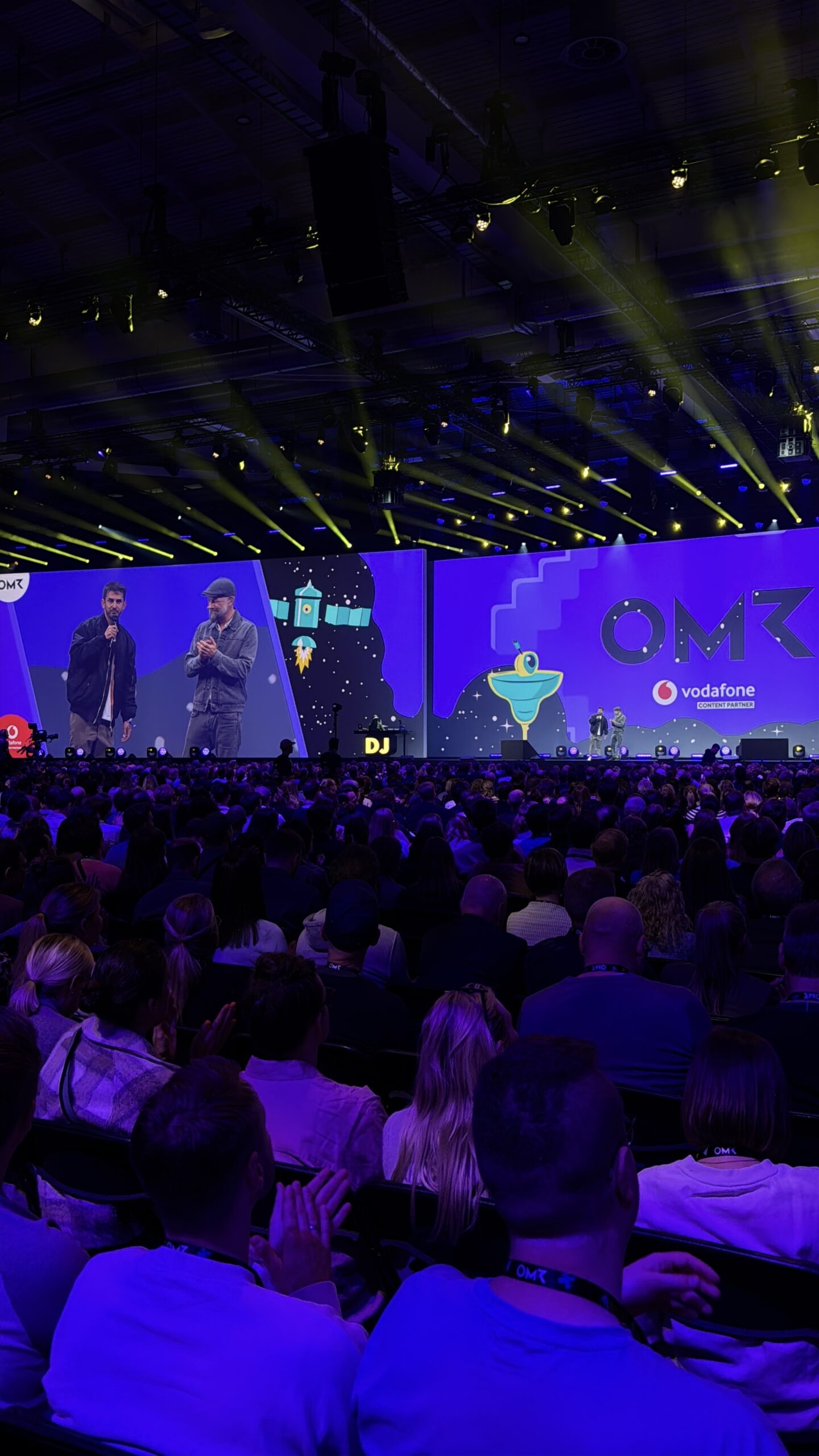 Serkan Eren auf der großen Bühne auf der OMR.
