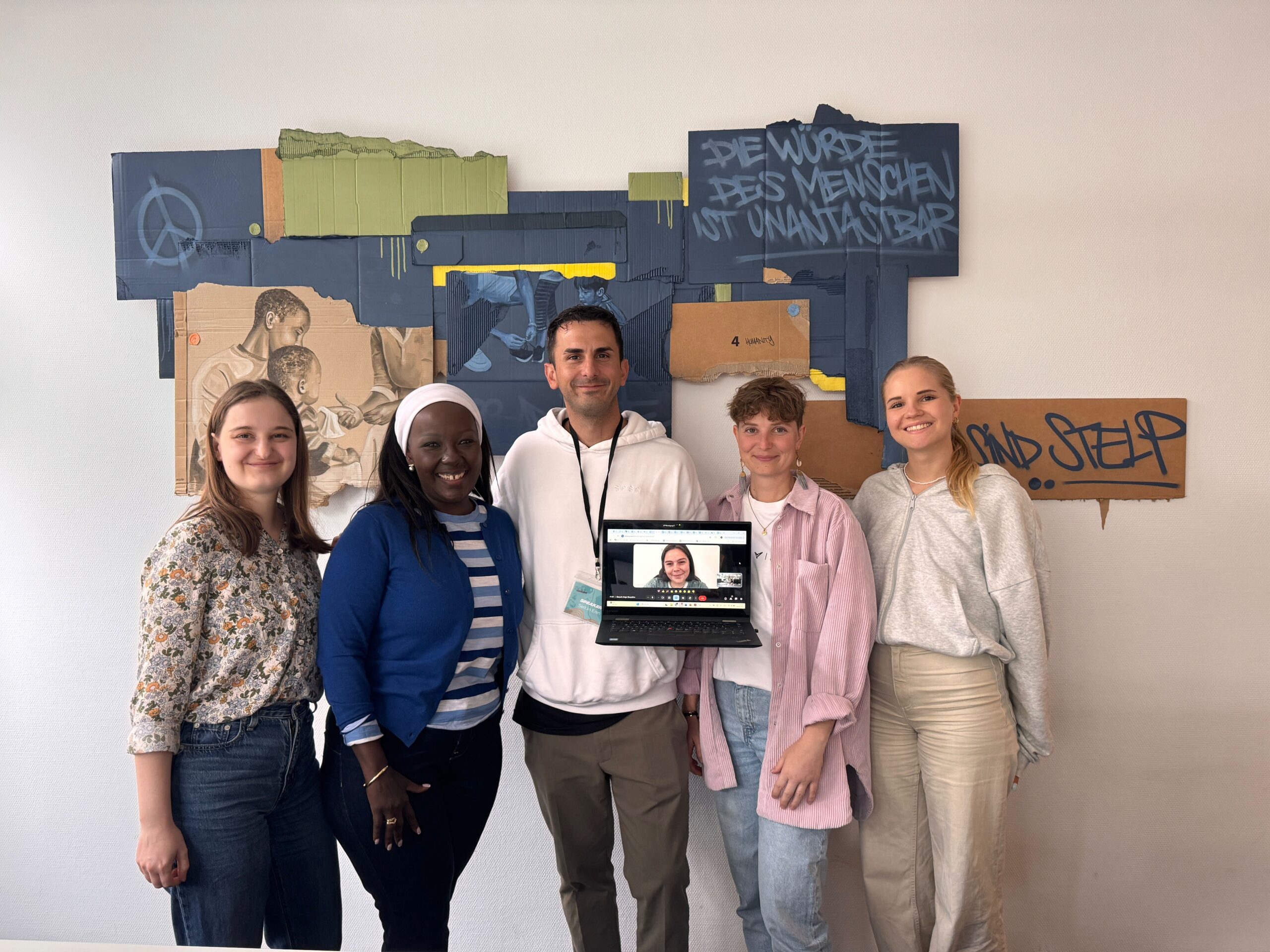Ange aus Burundi ist zu Besuch im Stuttgarter Office.