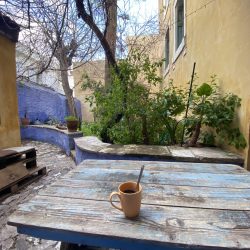 Ein Kaffee in der Volunteer-WG auf Lesbos.